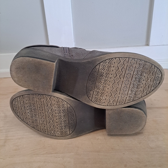 SO Gray Ankle Boots with Strap Detail – Size 9 - Picture 5 of 7